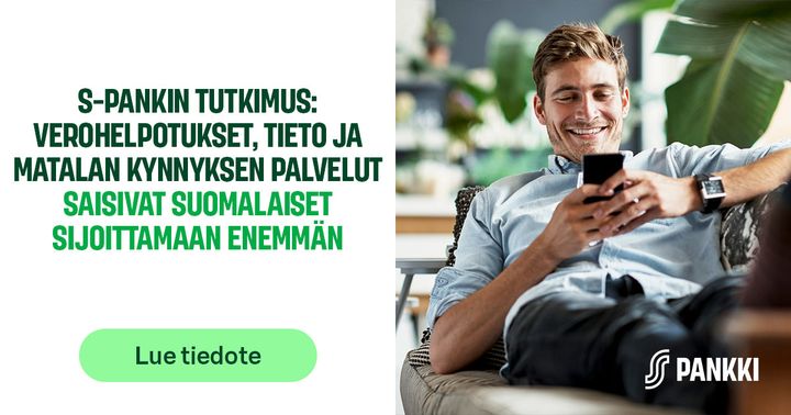 Mies istuu sohvalla hymyillen ja katsoo älypuhelinta. Teksti: "S-Pankin tutkimus: verohuojennukset, tieto ja matalan kynnyksen palvelut saisivat suomalaiset sijoittamaan enemmän".