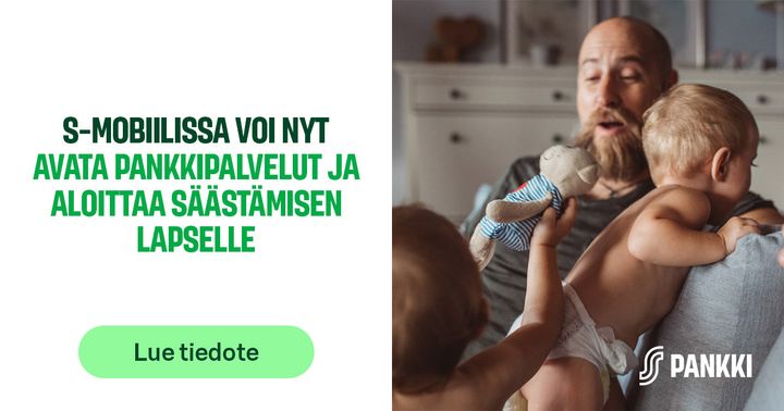 Mies pitää sylissään lasta, taustalla toinen lapsi, mainosteksti: "S-Mobiilissa voi nyt avata pankkipalvelut ja aloittaa säästämisen lapselle.”