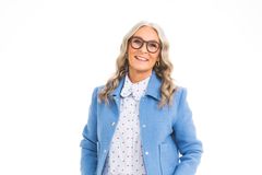 Seija Strand, inredningsdesigner, person med långt, lockigt hår och glasögon, klädd i en blå kavaj och vit blus med mönster.