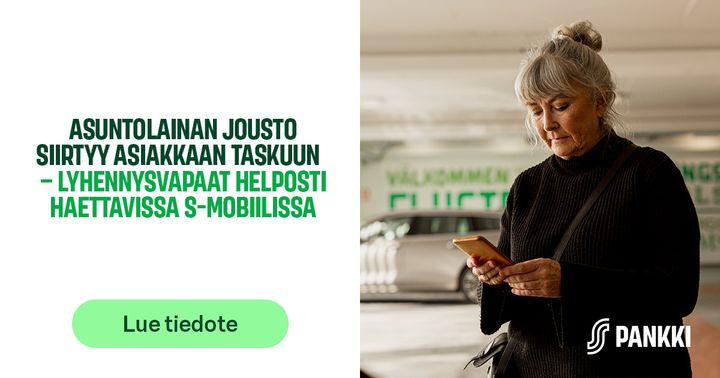 Nainen tarkastelee puhelintaan parkkihallissa; kuvan päällä on teksti asuntolainan joustosta.