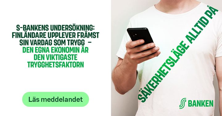 En person håller en mobiltelefon. Text om S-Bankens undersökning, där finländare anser sin vardag trygg, med ekonomi som viktigaste faktor.