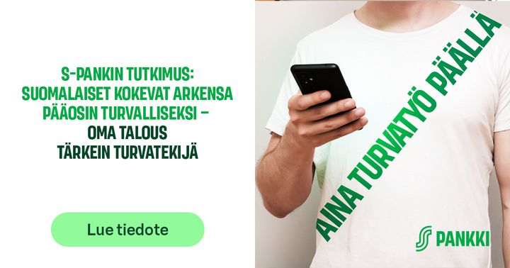 Henkilö pitää älypuhelinta kädessään, t-paidassa on teksti "Aina turvatyö päällä". Kuvan vasemmassa laidassa teksti: "S-Pankin tutkimus: Suomalaiset kokevat arjensa pääosin turvalliseksi – oma talous tärkein turvatekijä".