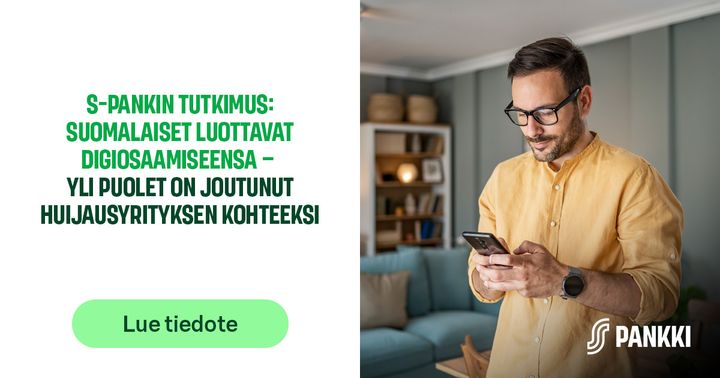 Henkilö katsoo älypuhelinta olohuoneessa. Kuvan vasemmalla puolella teksti: “S‑Pankin tutkimus: Suomalaiset luottavat digiosaamiseensa – yli puolet on joutunut huijausyrityksen kohteeksi”. Alhaalla painike “Lue tiedote” ja S‑Pankin logo.