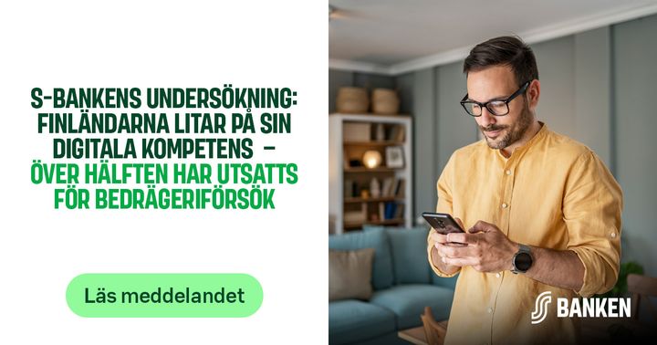En person tittar på sin smarttelefon i vardagsrummet. På vänster sida av bilden finns texten: ”S-Bankens undersökning: finländare litar på sin digitala kompetens – över hälften har utsatts för ett bedrägeriförsök”. Nederst finns knappen ”Läs pressmeddelandet” och S-Bankens logotyp.