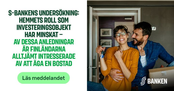 Ett par står i dörröppningen till en bostad med en papplåda; den ena personen håller en nyckel i handen. Illustrationsbild om boende och bostadsägande. På bilden finns texten: ”S-Bankens undersökning: Hemmets roll som investeringsobjekt har minskat – av dessa anledningar är finländarna alltjämt intresserade av att äga en bostad”, knappen ”Läs meddelande” samt S-Banken-logon.