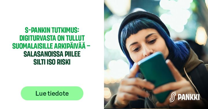 Nainen katsoo puhelinta, tekstissä lukee: "S-Pankin tutkimus: Digiturvasta on tullut suomalaisille arkipäivää – salasanoissa piilee silti iso riski". Alhaalla painike: "Lue tiedote".