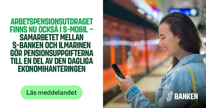 En kvinna står på en tunnelbaneplattform och tittar på sin mobil. Text om pensionsinformation i en app från S-Banken och Ilmarinen.