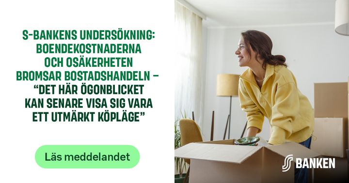 Kvinna i gul tröja packar upp en kartong i ett rum. Text på bilden: "S-bankens undersökning: Boendekostnaderna och osäkerheten bromsar bostadshandeln – det här ögonblicket kan senare visa sig vara ett utmärkt köpläge."