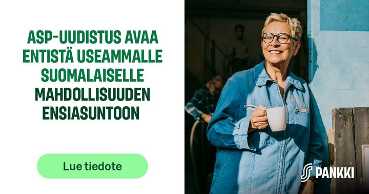 Henkilö seisoo työpajan ovella ja pitää kädessään valkoista mukia. Henkilö on pukeutunut siniseen työasuun. Oikealla on pystyssä useita puulautoja, ja taustalla näkyy hämärä työtila, jossa toinen henkilö työskentelee. kuvatekstissä lukee: "ASP-uudistus avaa entistä useammalle suomalaiselle mahdollisuuden ensiasuntoon".