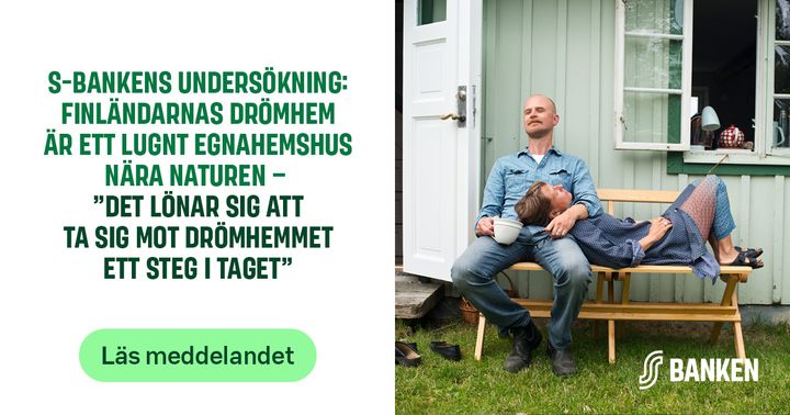 Två personer sitter på en träbänk vid ett ljusgrönt trähus. Bredvid dem syns en öppen dörr och några fönster.