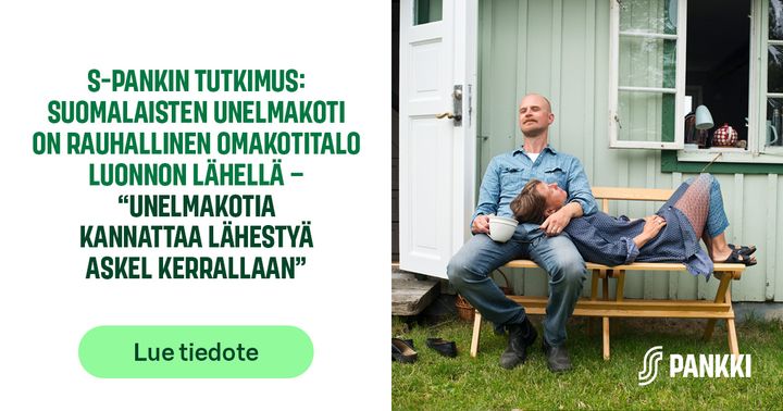 Kaksi henkilöä istuu puisella penkillä vaaleanvihreän puutalon seinustalla. Vieressä on avoin ovi ja ikkunoita.