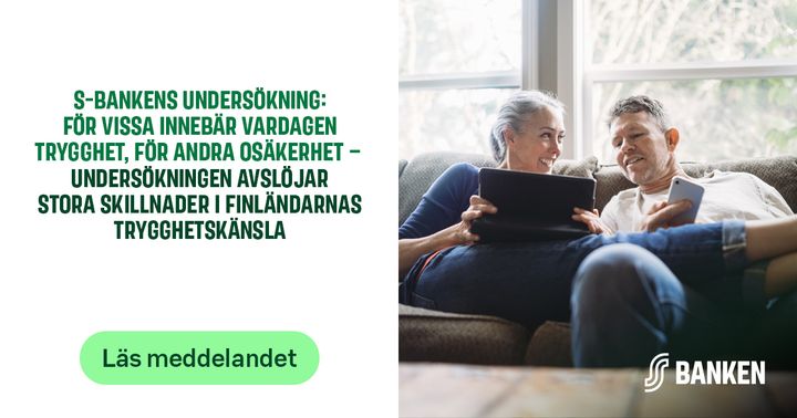 Två vuxna sitter hemma i soffan och använder en pekplatta och en smarttelefon.