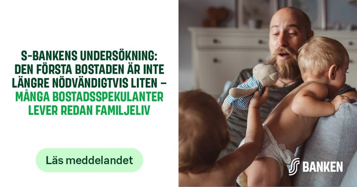 I ett vardagsrum sitter en vuxen i en soffa tillsammans med två små barn. Ett av barnen räcker ut ett gosedjur mot den vuxna som sitter i soffan.