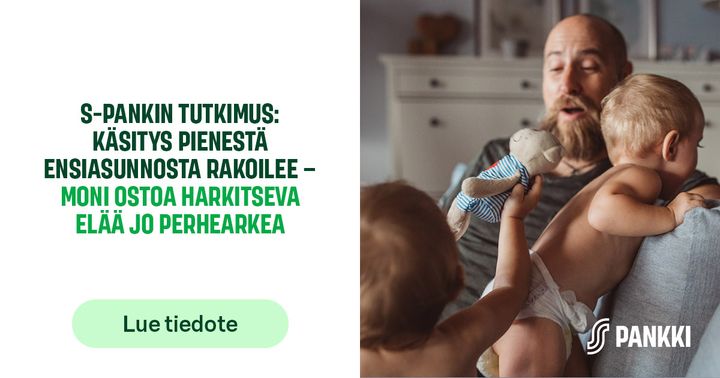 Olohuoneessa oleva aikuinen istuu sohvalla kahden pienen lapsen kanssa. Yksi lapsista ojentaa pehmolelua kohti sohvalla istuvaa aikuista.