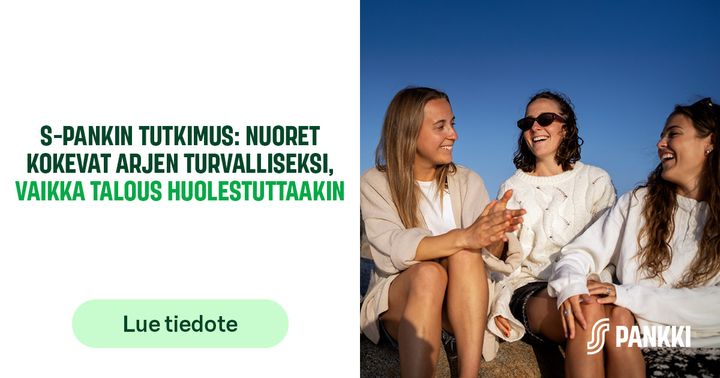 Neljä henkilöä istuu ulkona kivellä vierekkäin. Taustalla näkyy sininen taivas.