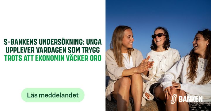 Fyra personer sitter bredvid varandra ute på en sten. I bakgrunden syns en blå himmel.