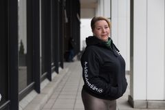 Kuvassa vaaleahiuksinen henkilö katsoo kameraan. Hänellä on yllään musta huppari, jossa lukee A-klinikkasäätiö