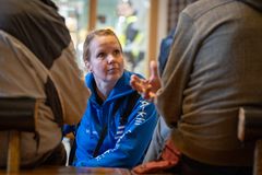 A-klinikkasäätiön vapaaehtoinen keskustelee päihteitä käyttävien ihmisten kanssa kadulla.