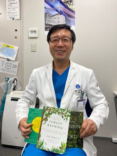 Japanilaisen metsälääketieteen johtava asiantuntija tohtori Qing Li.