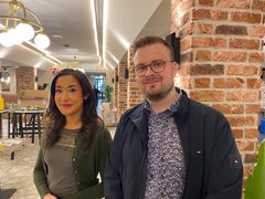 Sisustussuunnittelija Linda Baki ja Kauppahallin hallituksen pj Lauri Kolli.