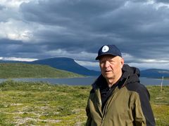 YTM Markku Laukkanen on toiminut pitkään toimittajana ja julkaissut elämäkertoja ja tietokirjoja. Hän toimii edelleen viestintäalan yrittäjänä.