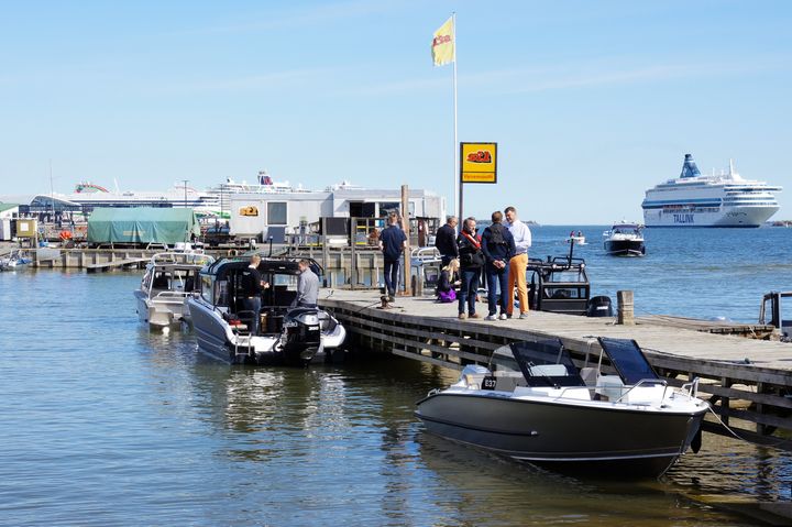 ICOMIA:n ja insinööritoimisto Ricardon Pathways to Decarbonisation for the Recreational Marine Industry -raportissa tutkittiin viiden erilaisen käyttövoiman vaikutusta vapaa-ajan veneiden elinkaaren aikaisiin kasvihuonepäästöihin, kustannuksiin, käytettävyyteen, suorituskykyyn, toimintamatkaan sekä infrastruktuuriin yhdeksällä erilaisella käyttöprofiililla. Uusiutuvat nestemäiset polttoaineet, jotka eivät vaadi muutoksia moottoreiden tekniikkaan (ns. drop-in-polttoaineet), voivat olla lähivuosina merkittävin tapa pienentää olemassa olevan venekannan hiilidioksidipäästöjä. Drop-in-polttoaineet ovat erityisen merkittäviä sen vuoksi, että vapaa-ajan veneiden elinkaari on erittäin pitkä ja marginaalinen osa veneistä vaihtuu uusiin vuosittain.