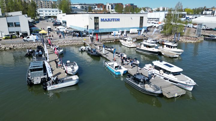 Suomiveneilee.fi Kevätkarnevaali yhdistää suuren veneiden koeajotapahtuman, veneilytarvikkeiden tuotetorit sekä alueen yritysten järjestämät Veneentekijäntien kesäkauden avajaiset.