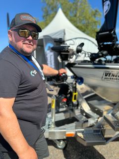 Kalastajan Kanavas Jyri Kuusisalo presenterar mässans fiskebåtar dagligen på programscenen, medan Venemestaris chefredaktör Jan Sjölund berättar om mässans nyheter.