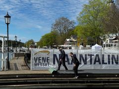 Naantalin Venemessut järjestetään Vanhankaupungin idyllisessä vierasvenesatamassa. Messupäällikkö Jani Ollikainen ja Helsingin venemessujen myyntipäällikkö Risto Wuolle viimeistelevät messualuetta ennen avajaisia.
