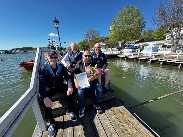 Saaristomerkipalkinnon saaja julkistettiin Naantalin Venemessuilla perjantaina. Palkinnon luovuttivat palkintoraadin jäsenet, Venealan keskusliitto Finnboatin toimitusjohtaja Jarkko Pajusalo (vas.), kansanedustaja Pauli Aalto-Setälä ja Naantalin Venemessujen messupäällikkö Jani Ollikainen. Palkinnon otti vastaan Saaristomeren Taimen ry:n hallituksen jäsen Sami Raittola (oikealle edessä).