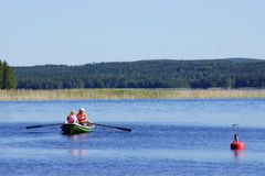 Finnboatin mukaan merkittävä parannus saataisiin aikaan vain, jos nimenomaan pienissä veneissä käytettäisiin pelastusliivejä. Onnettomuustutkintakeskuksen mukaan hukkuneista 70–80 prosenttia olisi todennäköisesti pelastunut, jos veden varaan joutuneella henkilöllä olisi ollut pelastusliivit tai muu kelluntapukine päällään.