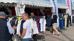 Marinekaupan osastolla kävivät kaupaksi vaatteet ja pelastusliivit.