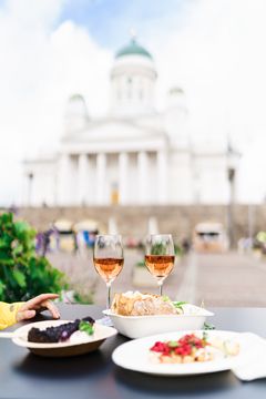 Terassille tulee neljä eri ravintolatoimijaa kesäisine ruoka- ja juomakonsepteineen. Kuva: Camilla Bloom, Helsingin Kaupunkitilat Oy.