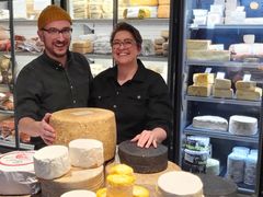 Rolling Cheesen Nelli ja Peter Steer avaavat uuden juustokaupan Vanhaan kauppahalliin.