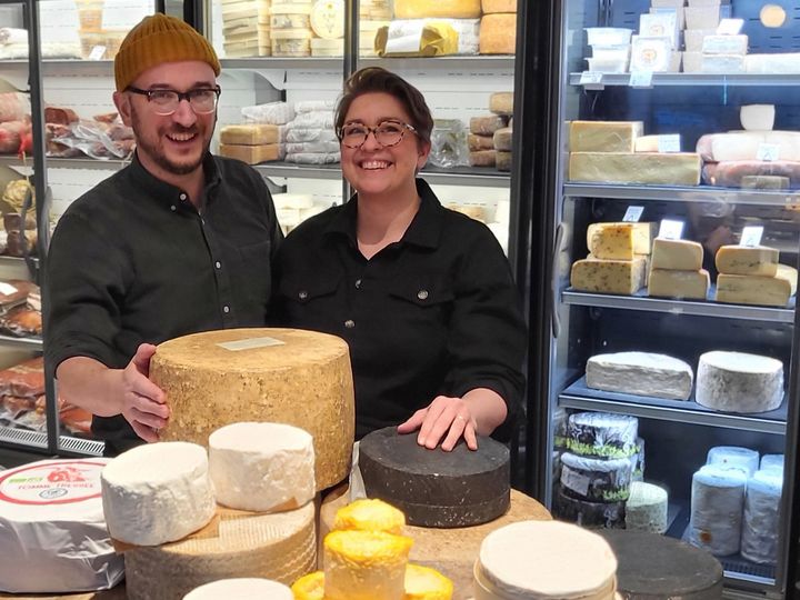 Rolling Cheesen Nelli ja Peter Steer avaavat uuden juustokaupan Vanhaan kauppahalliin.