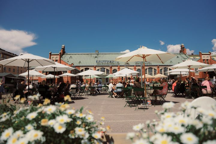 Hietalahden toriterassilla nautitaan kauppahallin ravintoloiden kesäherkkuja. Viikonloppuisin torilla on myös kirppistoimintaa.