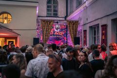 Bassline Festival levittäytyy Torikortteleiden sisäpihojen lisäksi tänä vuonna myös Katariinankadulle.