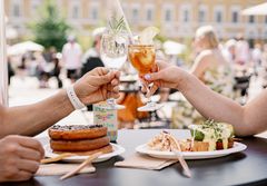 Helsingin terassivalikoima laajenee. Uusia konsepteja ovat Lönnrotin terassi ja Espan kesäillat.