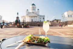 Helsinki-päivää voi juhlistaa vaikkapa terassikierroksella. Kuva Torikortteleiden kesäterassilta Senaatintorilta.