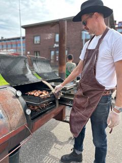 Vuoden 2024 Helsinki Bourbon & Rye Festivaalilla grillattiin wingsejä BBQ-kastikekilpailun tuomariston käyttöön.