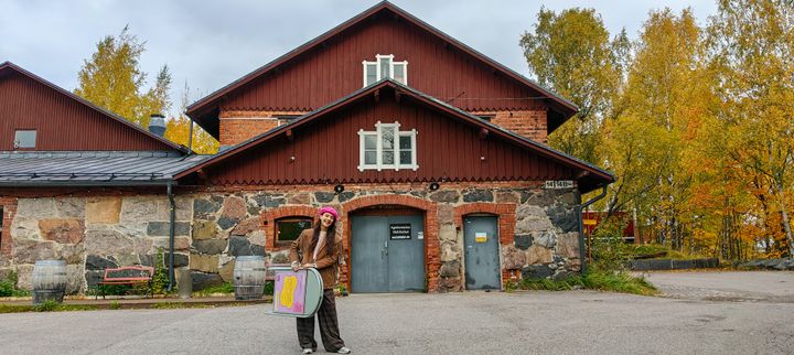 Agroksenmäen holvikellarissa 25.–26.10.2025 järjestettävä uusi taide- ja sisustustapahtuma Pinta kutsuu tekemään löytöjä ja hakemaan inspiraatiota taiteen, muotoilun ja kodin estetiikan maailmasta. "Pinta on täysin kuratoitu kokonaisuus, joka eroaa perinteisistä myyjäisistä ja markkinoista: mukana ei ole asusteita, vaatteita tai massatuotantoa, vaan tarkoin valittuja teoksia ja esineitä", kuvailee tapahtuman järjestäjä Patricia Petchenenko.