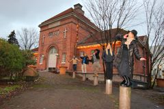 Harjun vanhalla ruumishuoneella toimii joulu-tammikuussa yhteisöllinen klubitalo, jota pyörittää Öljyymö-kollektiivi. Kuvassa öljyymöläisistä Antti Väisänen, Yakup Albekoglu, Jyry Aukio, Elle Kalaniemi ja Elsa Pankkonen.