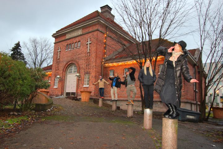 Harjun vanhalla ruumishuoneella toimii joulu-tammikuussa yhteisöllinen klubitalo, jota pyörittää Öljyymö-kollektiivi. Kuvassa öljyymöläisistä Antti Väisänen, Yakup Albekoglu, Jyry Aukio, Elle Kalaniemi ja Elsa Pankkonen.