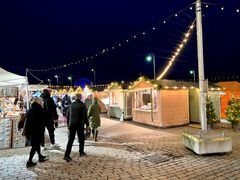 Kauppatorillakin on telttojen lisäksi myös myyntimökkejä.