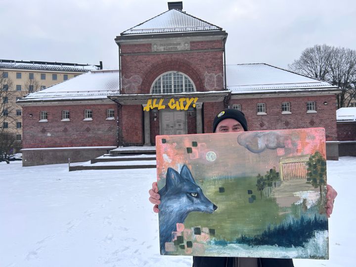 All Cityn katutaidegalleriassa Harjun ruumishuoneella on esillä mm. Nora Helsingin ajankohtainen teos ”…ja sata polkua jää kulkematta…”