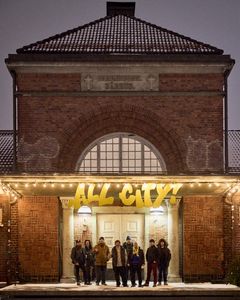 Pitkän linjan graffitimaalarit toivottavat ohikulkijat tervetulleiksi tutustumaan urbaaniin taiteeseen.