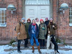 HARJU ROOMIES on taiteen kimppakämppä, jossa mukana ovat Forum Box, Jenni Kivelä & Kiltit ihmiset, Höyhentämö ja Recover Laboratory. Kuvassa Joonas Outakoski, Senni Sollo, Kamilla Billiers, Elina Kivioja, Linda Holma, Jenni Kivelä, Karmen Hellenurm ja Kiisu-koira