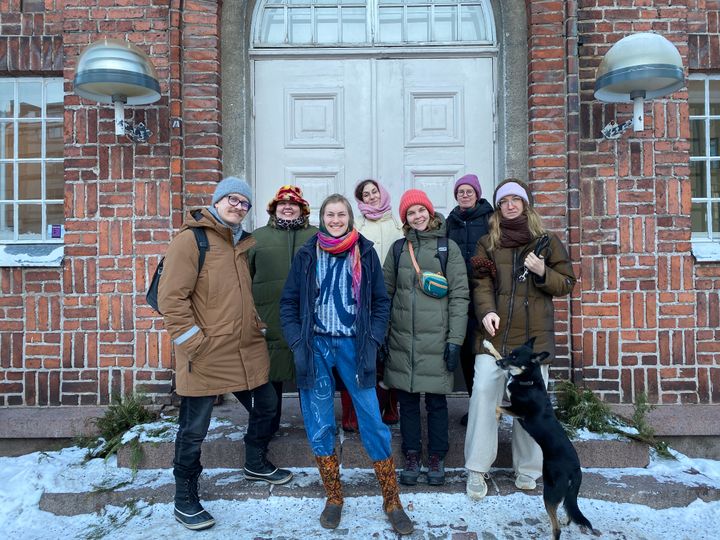 HARJU ROOMIES on taiteen kimppakämppä, jossa mukana ovat Forum Box, Jenni Kivelä & Kiltit ihmiset, Höyhentämö ja Recover Laboratory. Kuvassa Joonas Outakoski, Senni Sollo, Kamilla Billiers, Elina Kivioja, Linda Holma, Jenni Kivelä, Karmen Hellenurm ja Kiisu-koira
