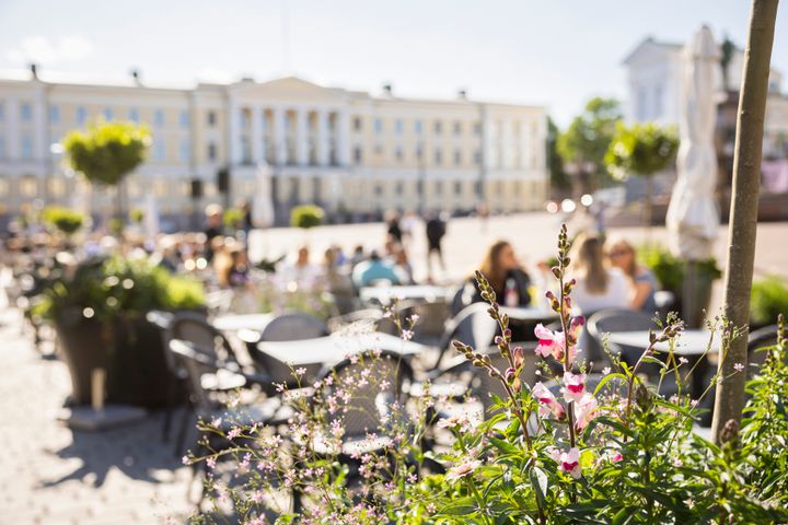 Torikortteleiden Senaatintorille päin aukeava kesäterassi kutsuu tunnelmoimaan historiallista ydinkeskustaa herkkujen ja juomien äärellä.
