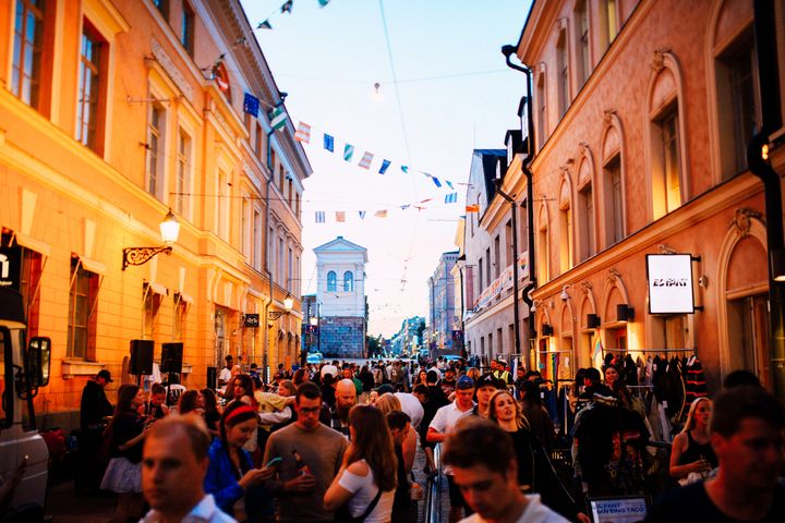 Bassline Festival levittäytyy Torikortteleiden sisäpihoille, Valkoiseen Saliin sekä Katariinankadulle. Mukana on tänä vuonna yli 50 DJ:tä ja 13 klubihostia, jotka edustavat kaupungin kiinnostavimpia klubikonsepteja.